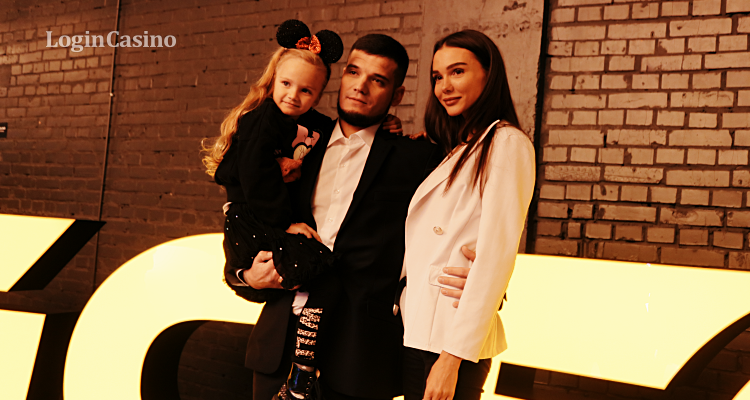 Олексій Плєшаков із дружиною та донькою
