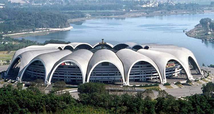 Самые большие футбольные стадионы Украины и мира